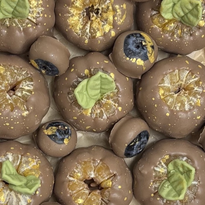 Мандарины и голубика в шоколаде 9 штук